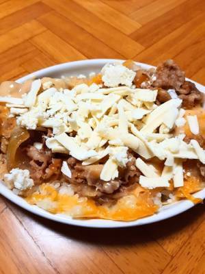 『チーズ牛丼』をひっくり返して…　すき家の提案に「驚いた」「人に教えたい」