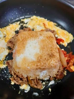 すき家のキムチ牛丼　フライパンで焼いたら「むしろコレがいい」