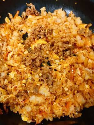 すき家のキムチ牛丼　フライパンで焼いたら「むしろコレがいい」