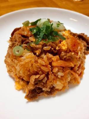 すき家のキムチ牛丼　フライパンで焼いたら「むしろコレがいい」