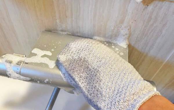 セリアで見つけた『手袋』をはめて…？　「スポンジよりいい！」