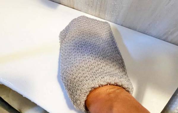 セリアで見つけた『手袋』をはめて…？　「スポンジよりいい！」