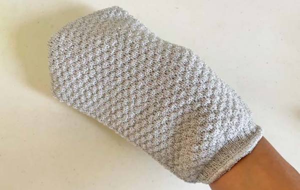 セリアで見つけた『手袋』をはめて…？　「スポンジよりいい！」