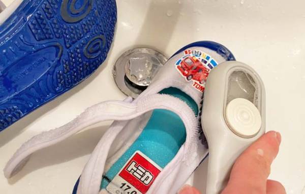 襟袖汚れを撃退！　スリコの洗濯用ブラシが想像以上に良かった