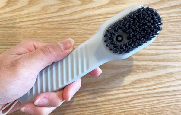 襟袖汚れを撃退！　スリコの洗濯用ブラシが想像以上に良かった