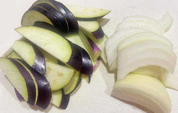 黒くなりがちなナスの味噌汁　変色を防ぐコツが「それだけ！？」