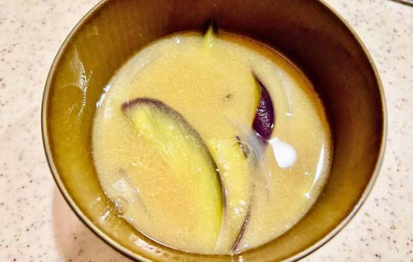 黒くなりがちなナスの味噌汁　変色を防ぐコツが「それだけ！？」