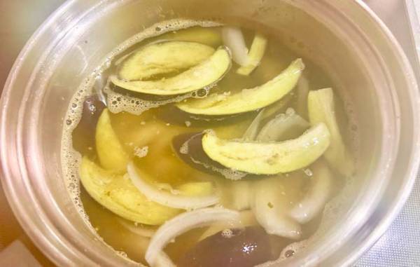 黒くなりがちなナスの味噌汁　変色を防ぐコツが「それだけ！？」
