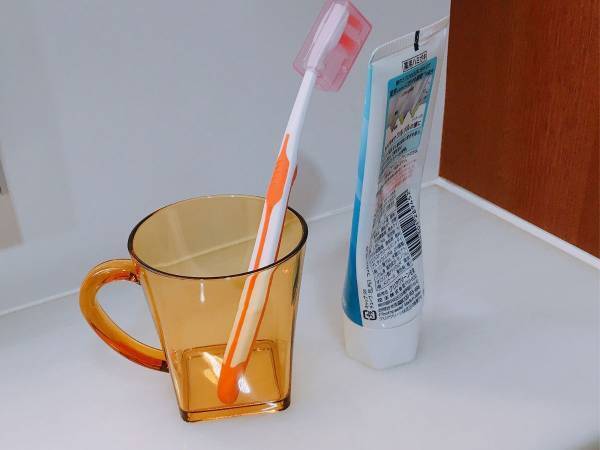 歯磨きチューブ、洗面台に置いたまま？　画期的な収納術に「切り替えます」