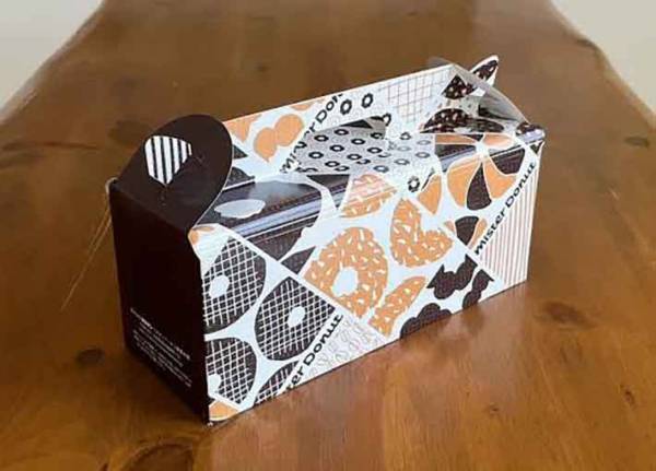 ミスドの箱を手にした人を目撃　その様子に「勝者の証」「通勤バッグにしたい」