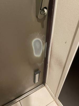 『亡き愛犬が残していたモノ』に涙　玄関のドアを見ると…