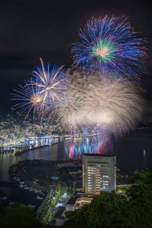 「なんて美しいんだ！」「切なさを感じる」　熱海の水上花火をとらえた１枚が話題
