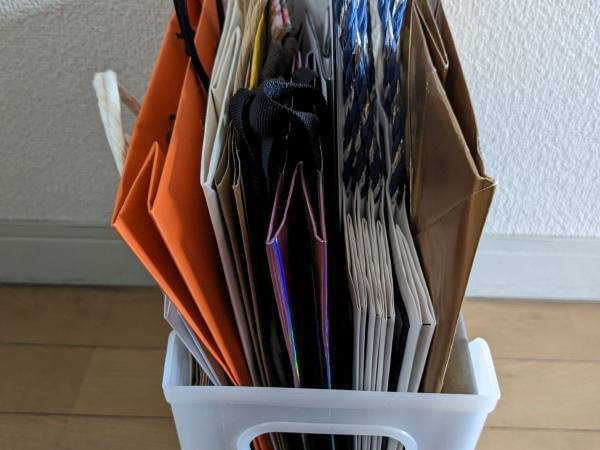 たまりにたまった『紙袋』　思わぬ活用法に「やってよかった」