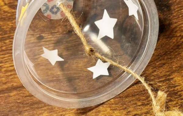 もずくのカップが「見違えた」　底に穴をあけて…？