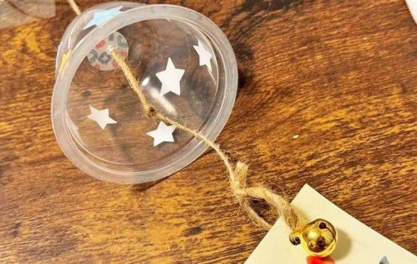 もずくのカップが「見違えた」　底に穴をあけて…？