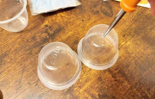 もずくのカップが「見違えた」　底に穴をあけて…？