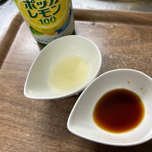 ポッカレモンの瓶と小皿に入れたポッカレモンと醤油