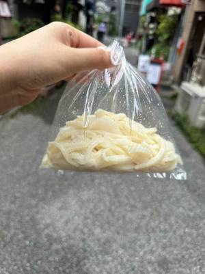 うどんを食べて店から出ようとしたら？　まさかの展開に「どういう状況」「オモロ」