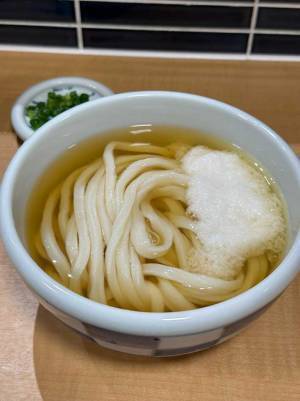 うどんを食べて店から出ようとしたら？　まさかの展開に「どういう状況」「オモロ」