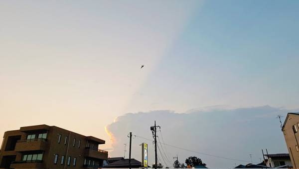 夕方の空に異変　珍しい現象をとらえた１枚に「すごい」「神秘的」