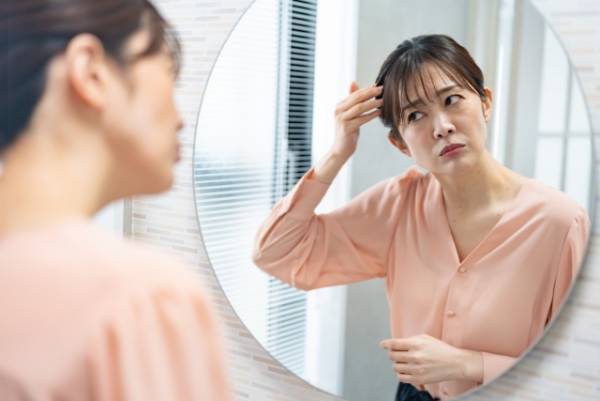 白髪は抜くと増えるって本当？　 マンダムの回答は…