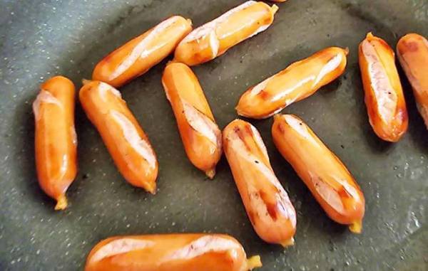 そのまま焼くの待って！　安いウインナーは○○すると…「家族に大好評」