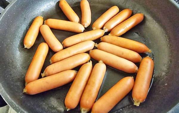 そのまま焼くの待って！　安いウインナーは○○すると…「家族に大好評」