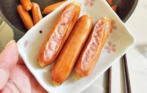 そのまま焼くの待って！　安いウインナーは○○すると…「家族に大好評」