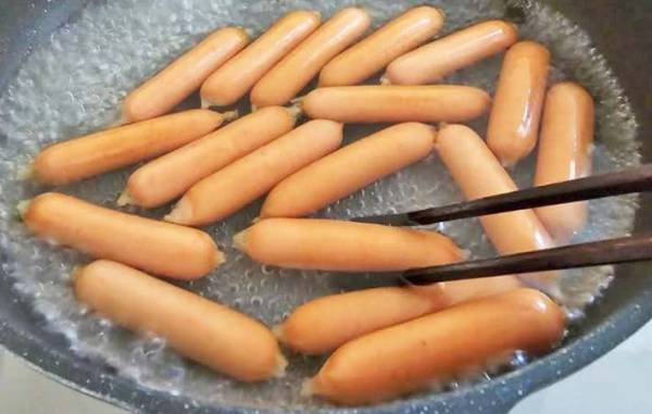 そのまま焼くの待って！　安いウインナーは○○すると…「家族に大好評」