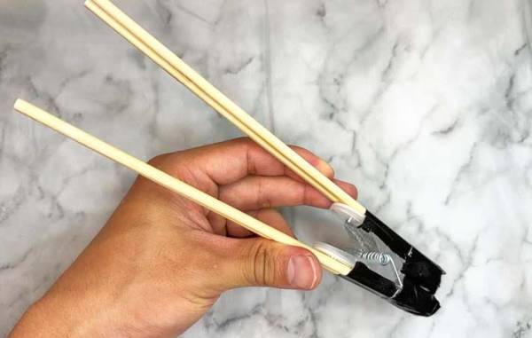 割り箸と洗濯バサミでOK！　バーベキューで忘れがちなアレは…？