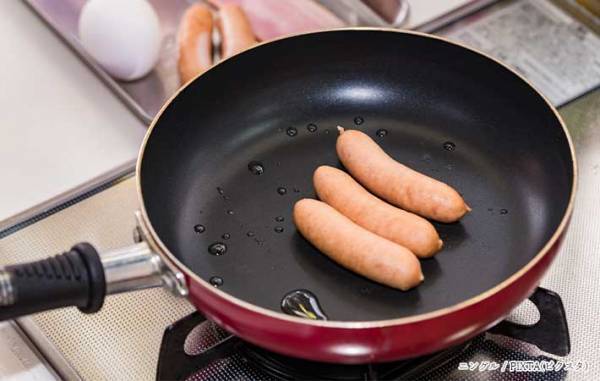 フライパンは熱さなくてもOK！　ひと工夫でおいしくなるウインナーの焼き方