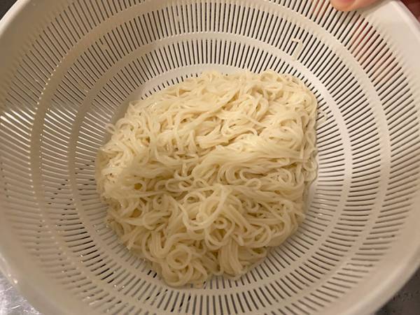 ゆでたそうめんを、フライパンの上で〇〇？　素麺協同組合の提案に「これは天才！」