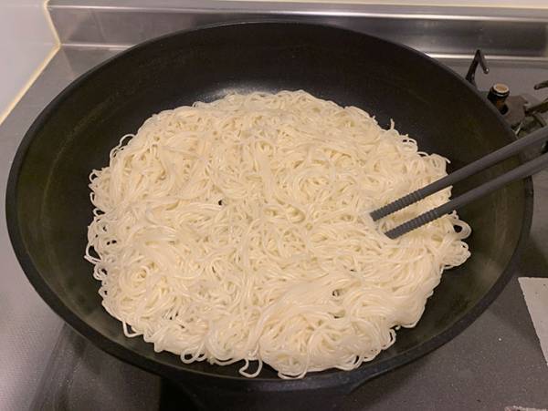ゆでたそうめんを、フライパンの上で〇〇？　素麺協同組合の提案に「これは天才！」