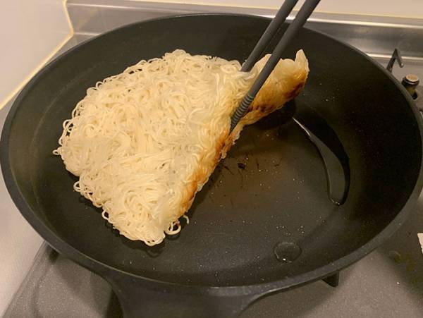 ゆでたそうめんを、フライパンの上で〇〇？　素麺協同組合の提案に「これは天才！」