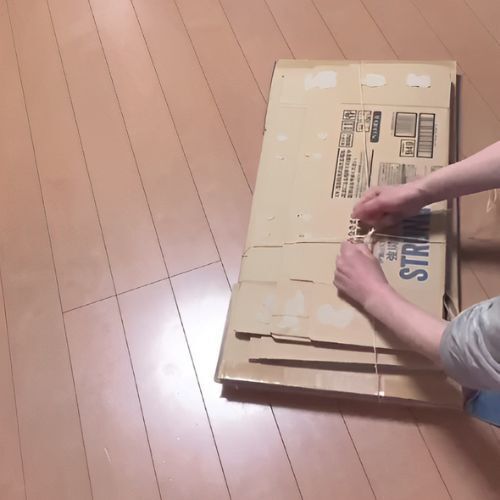 試行錯誤してる？　段ボールの束を『１分』で結ぶ方法に「目からウロコ」