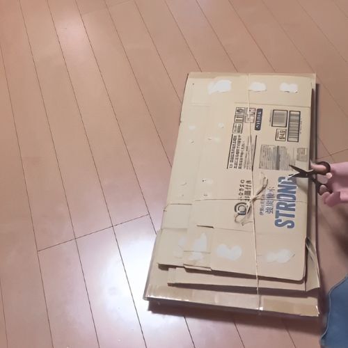 試行錯誤してる？　段ボールの束を『１分』で結ぶ方法に「目からウロコ」