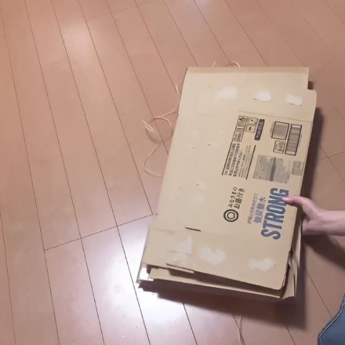 試行錯誤してる？　段ボールの束を『１分』で結ぶ方法に「目からウロコ」