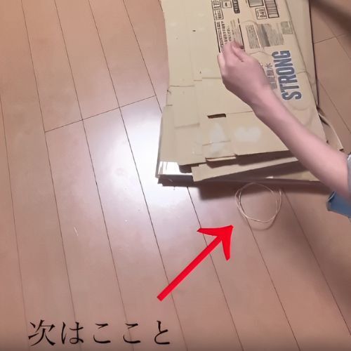 試行錯誤してる？　段ボールの束を『１分』で結ぶ方法に「目からウロコ」