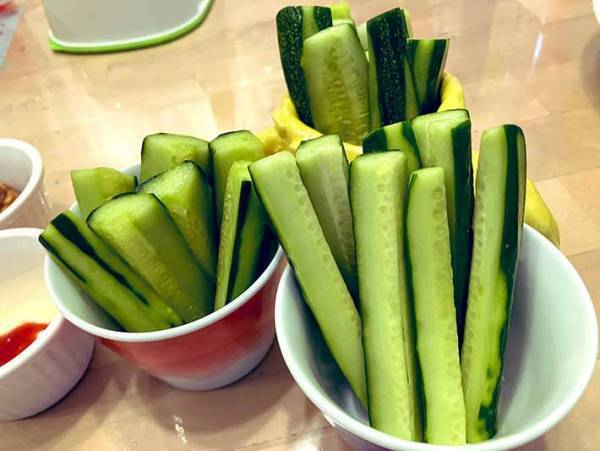 ３本のキュウリ、こう食べた！　ある家族のアイディアに「楽しい」「真似したい」