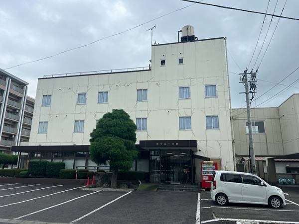 ビジネスホテルの看板、よく見ると？「マジか」「アレしか思い浮かばない」