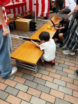 ４歳息子と射的に行ったら…　現場がざわついた理由に爆笑！