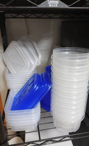 フタと本体が嚙み合わないプラ容器　ライフハックに「その手があったか！」