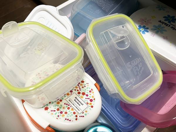 フタと本体が嚙み合わないプラ容器　ライフハックに「その手があったか！」
