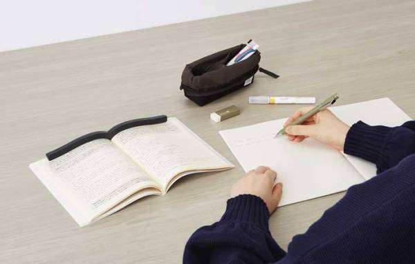 本のページが閉じちゃう…　イライラを解消するアイテムに「天才だな」「めっちゃ便利」