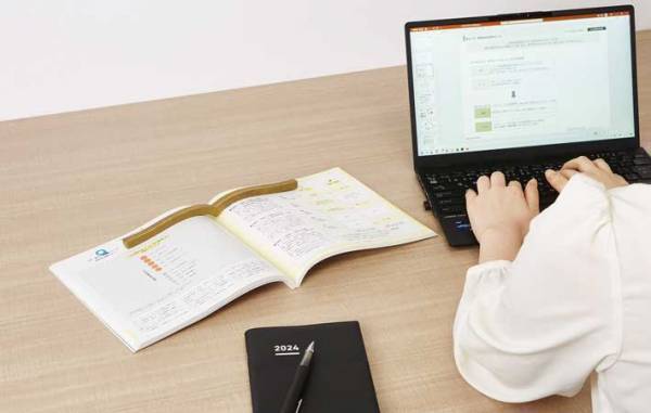 本のページが閉じちゃう…　イライラを解消するアイテムに「天才だな」「めっちゃ便利」