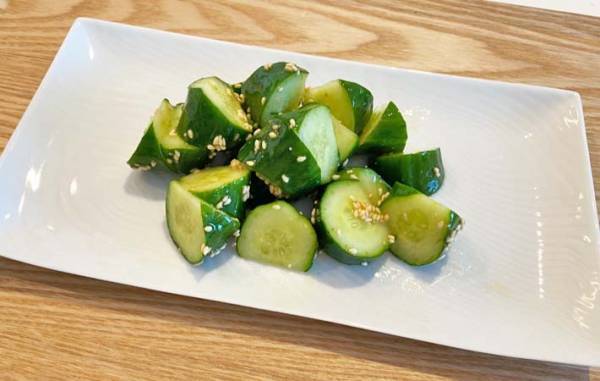 冷蔵庫に余ったキュウリ　アレと混ぜるだけで…「味見で半分消えた」