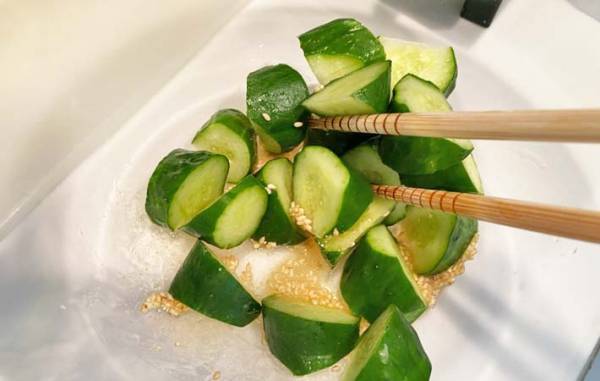 冷蔵庫に余ったキュウリ　アレと混ぜるだけで…「味見で半分消えた」