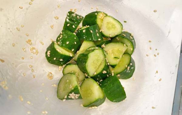 冷蔵庫に余ったキュウリ　アレと混ぜるだけで…「味見で半分消えた」