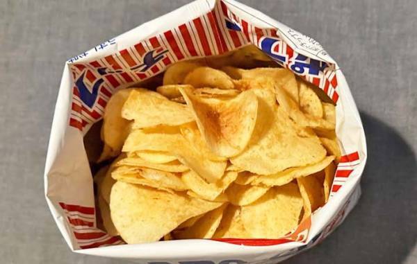 袋のポテトチップス、どう食べる？　開け方に「これが正解かも！」