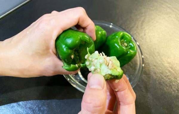 今までの苦労は一体…　簡単すぎるピーマンのヘタ取りに「病みつきになる」